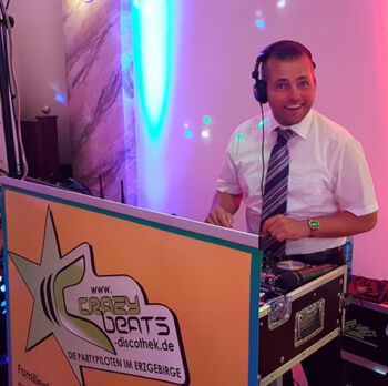 DJ Raan Mildenau DJ mit Mischpult